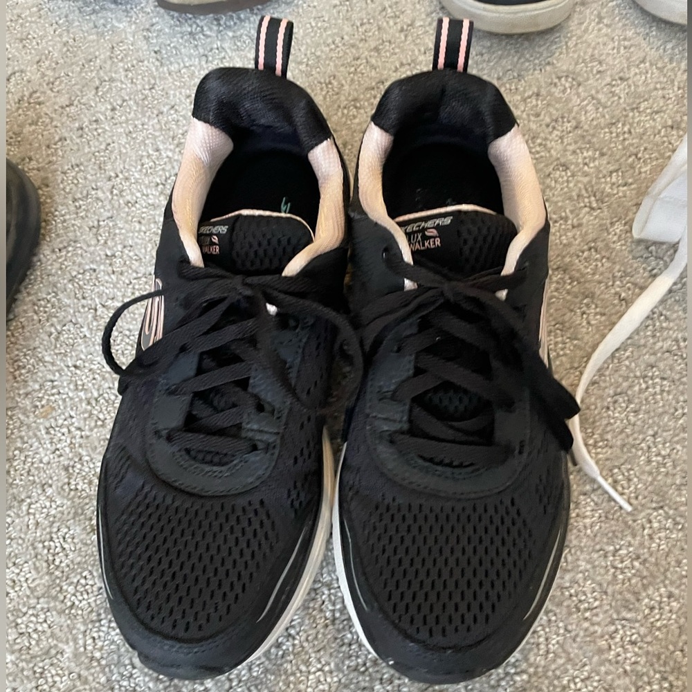 Skechers D’Lux Walker Size 8 Women’s